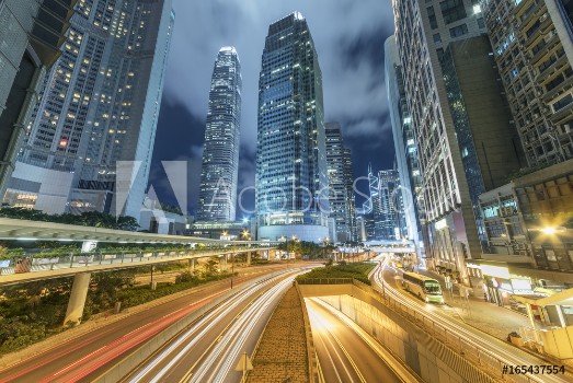 Bild på traffic in central district of Hong Kong city at night